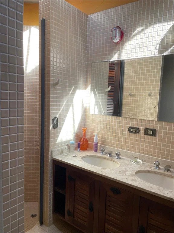 Casa à venda, 742 m², com piscina, 5 suítes, em Embu das Artes
