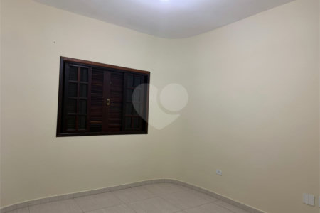 Casa à venda com 3 quartos, sendo 1 suíte, em Chácara Primavera, Suzano, SP