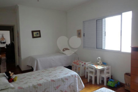 Sobrado à venda com 4 quartos, sendo 2 suítes, em Jardim São Bento, São Paulo, SP