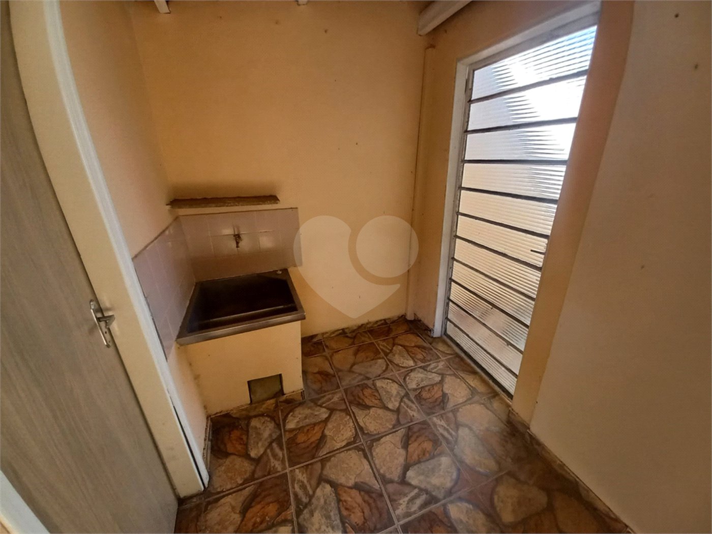 Casa térrea com 2 dormitórios.