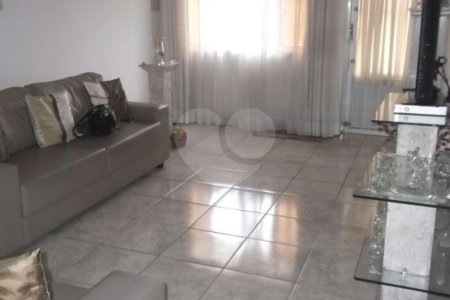 Casa térrea à venda na Saúde - terreno plano 250m² - 3 Quartos/5 Vagas