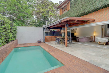 Casa à venda com 4 quartos, sendo 2 suítes, no condomínio Vila Antonieta, São Paulo - SP
