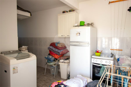 Sobrado à venda com 4 quartos, sendo 1 suíte,  em Vila Aguiar, São Roque, SP