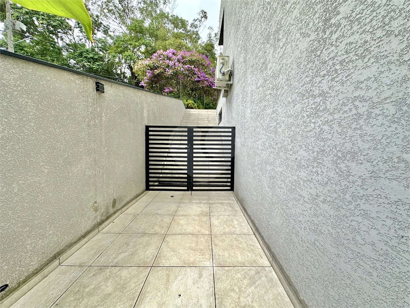 Casa à venda com 3 suítes no condomínio Reserva Santa Maria, Jandira - SP