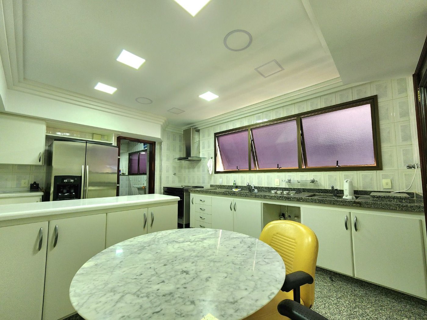 Apartamento Alto Padrão Frente Mar com 4 Dormitórios, 3 Suítes e 3 Vagas na Orla de Santos