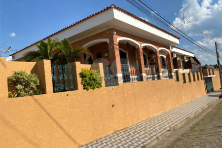 Casa à venda com 3 quartos, sendo 1 suíte, no Centro, Bom Jesus dos Perdões, SP