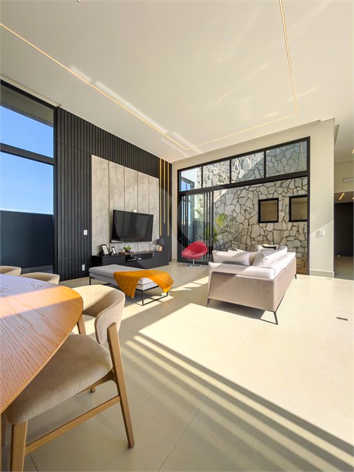 Indaiatuba - Quintas da Terracota - 1252 m² de terreno - casa térrea com 514 m² de área construída -3 vagas de garagem cobertas e 3 descobertas Lavabo - Sala de estar e jantar amplas e integradas - Escritório privativo - Cozinha toda equipada com geladeira, forno, micro-ondas, lava-louças,