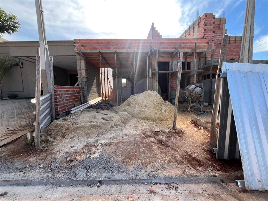 Casa à venda com 2 quartos, sendo 1 suíte,  no condomínio Tivolli, Itapetininga - SP