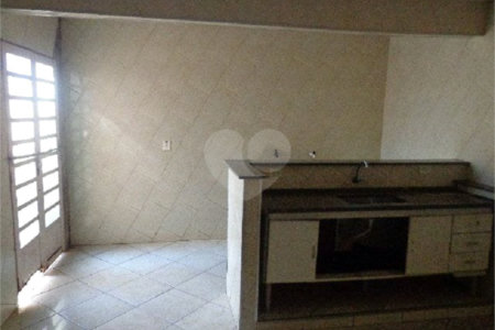 Casa Térrea com 2 dormitórios.