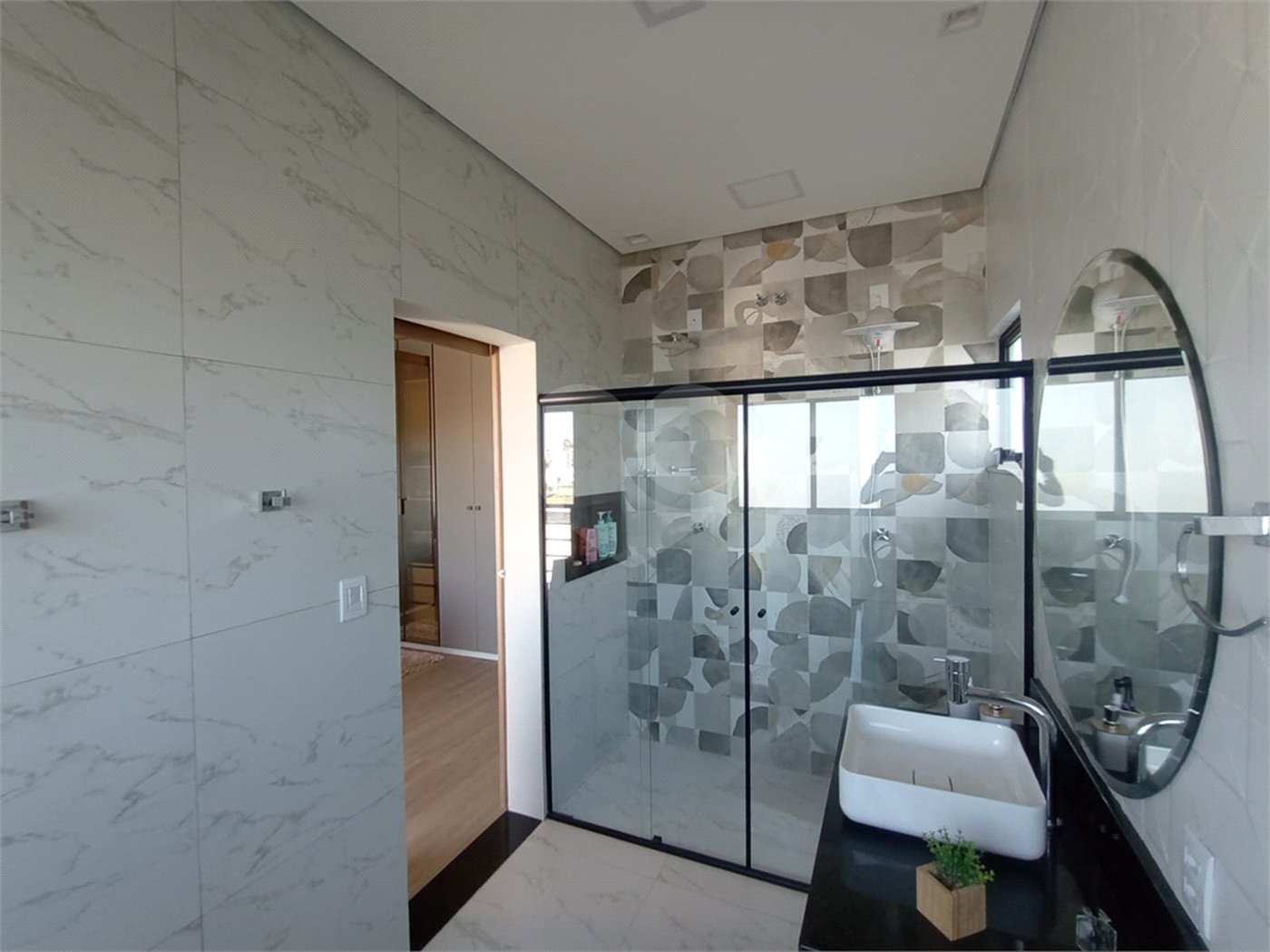 Casa à venda com 3 quartos, sendo 1 suíte, no condomínio Lago dos Ipês, Itapetininga - SP