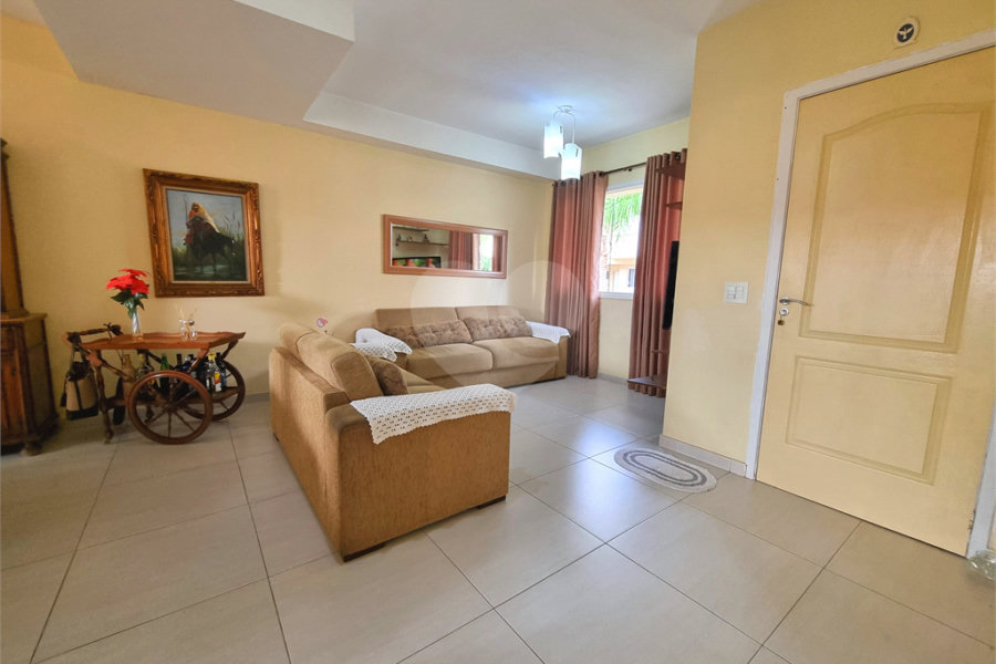 Casa à venda com 3 quartos, sendo 1 suíte, no condomínio Village St. Louis, São Paulo - SP