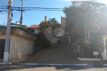 Casa à venda com 4 quartos, sendo 2 suítes, no condomínio Osato, Atibaia - SP