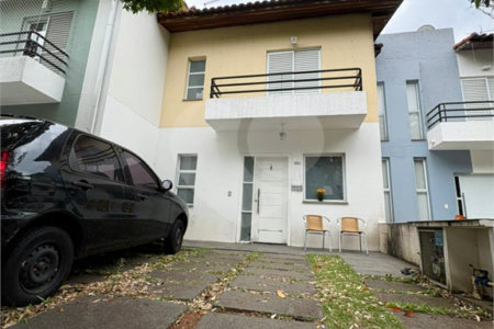Casa à venda com 3 quartos, sendo 1 suíte, no condomínio New Village, Cotia - SP