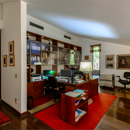 Casa à venda com 4 quartos, sendo 1 suíte,  em Jardim Leonor, São Paulo, SP