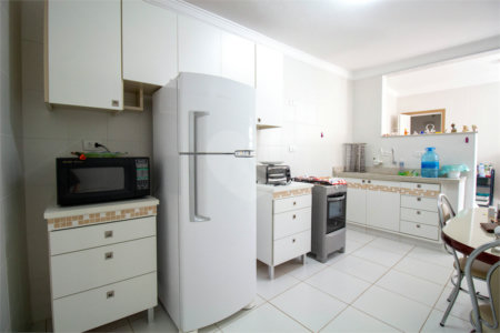 Sobrado à venda com 4 quartos, sendo 3 suítes,  no Centro, São Roque, SP