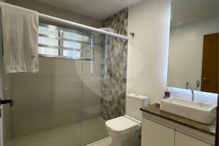 Sobrado à venda com 5 quartos, sendo 1 suíte, em Alto da Boa Vista, São Paulo, SP