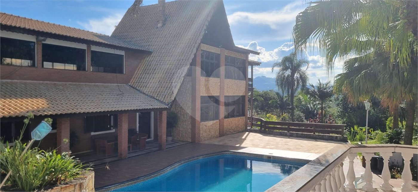 Casa à venda com 7 quartos, sendo 4 suítes, no condomínio Residencial Ypeville, Mairiporã - SP