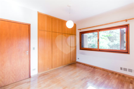 Sobrado à venda com 4 quartos, sendo 1 suíte,  em Jardim Marajoara, São Paulo, SP