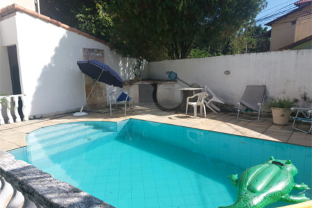 Casa à venda com 4 quartos, sendo 1 suíte, no condomínio River Plate, Rio de Janeiro - RJ
