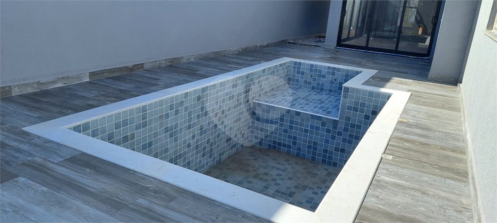 Casa à venda com 3 suítes no condomínio Residencial Terras do Cancioneiro, Paulínia - SP