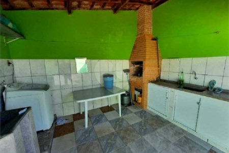 Casa térrea com 3 dormitórios.