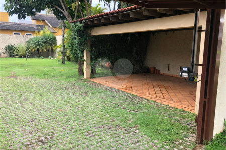 Casa no condomínio Damha I.