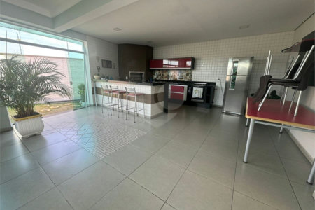 Sobrado à venda com 5 quartos, sendo 3 suítes, em Vila Nivi, São Paulo, SP