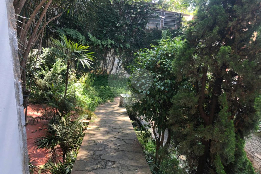 Casa à venda com 4 quartos, sendo 1 suíte,  em Morumbi, São Paulo, SP