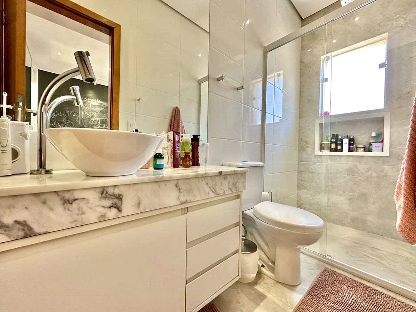 Casa à venda com 4 quartos, sendo 3 suítes,  no condomínio Vilarejo, Carapicuíba - SP