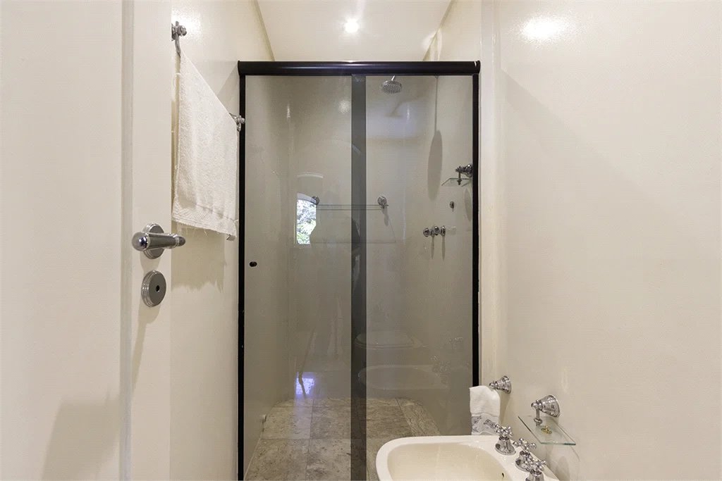 Casa à venda com 4 quartos, sendo 3 suítes, em Cidade Jardim, São Paulo, SP