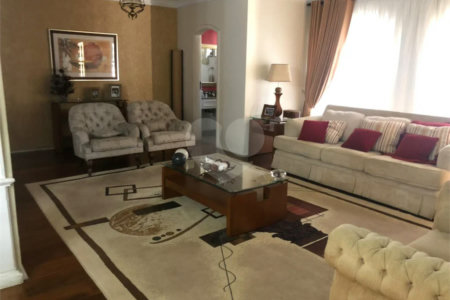 Sobrado com 363m² à venda no Alto da Moóca - 3 suítes e 6 vagas.