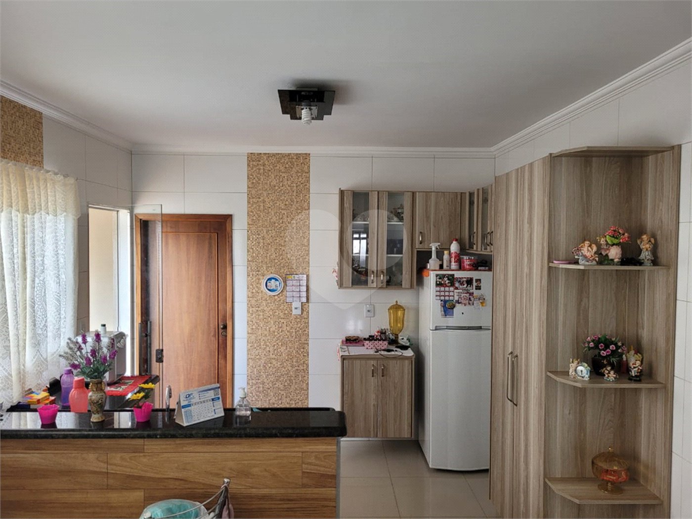 Casa térrea com 2 dormitórios, sendo 1 suíte.
