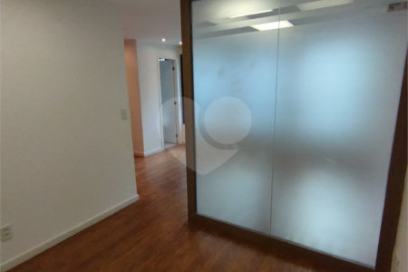 Sala comercial na Oscar Freire à venda Sala coml à venda na Oscar Freire OPORTUNIDADE Sala coml esquina. Rebouças