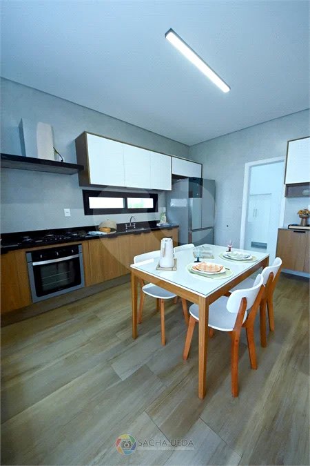 Indaiatuba - SP - Condomínio Helvetia Park - 490 m² Terreno - Sobrado com 307 m² de Área Construída - Escritório com móveis planejados - Sala de estar e jantar ampla e integradas - Cozinha planejada completa, com eletrodomésticos (cooktop, forno, coifa, geladeira, microondas) - Lavanderia