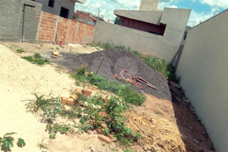 Terreno com 160,00 m² de área total.