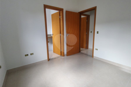 Casa térrea em Atibaia com 3 suítes, sala 2 ambientes, 2 vagas garagem, excelente localização, pronta para morar