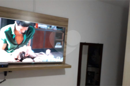 Casa térrea com 3 dormitórios, sendo 1 suíte.