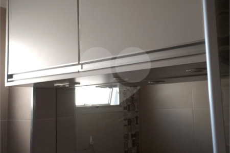 01 Dormitório, todo reformado, Semi Mobiliado com 01 Vaga de Garagem