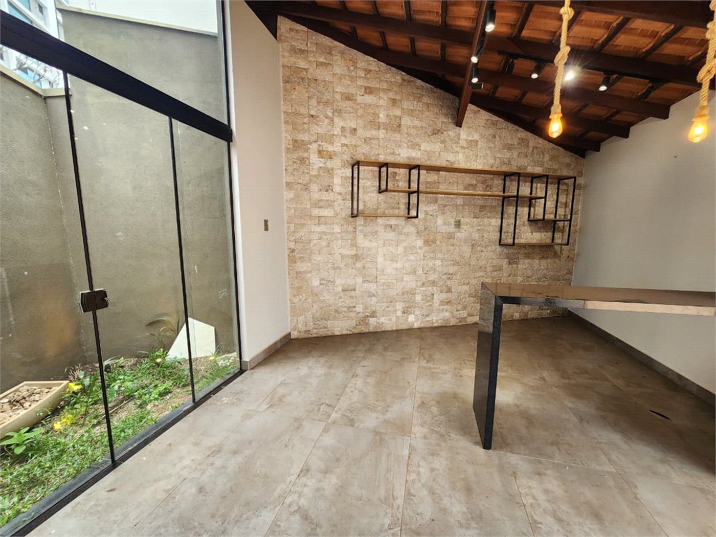 Casa Antiga, Charmosa e Muito Bem Localizada no Condomínio Faber Castell I á venda