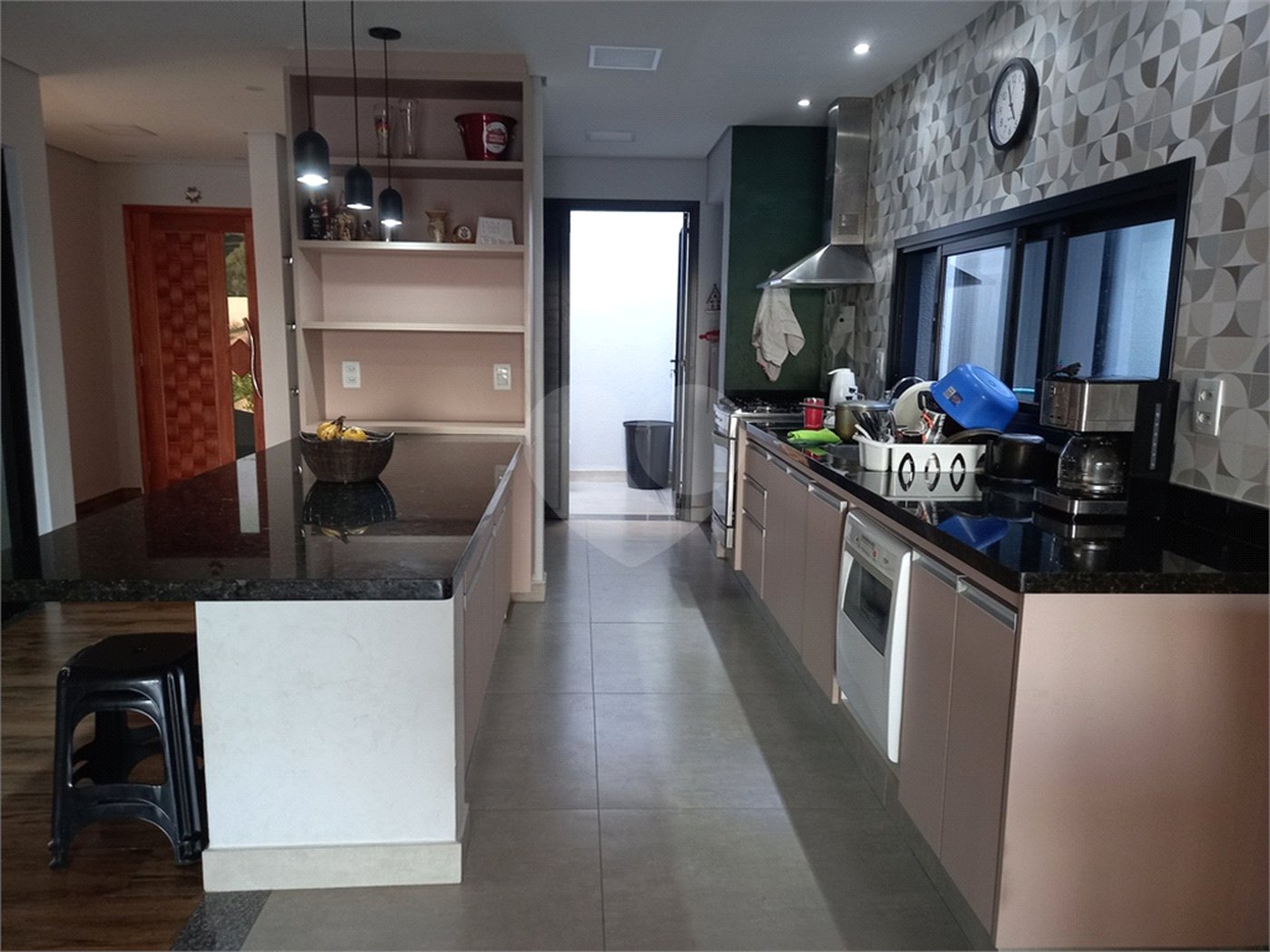 Sobrado à venda com 5 quartos, sendo 3 suítes, em Residencial Jatobás, Louveira, SP