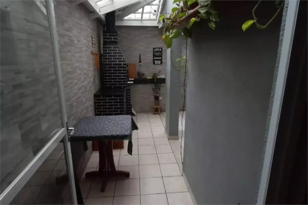 Lindo sobrado a venda em condomínio fechado, no Jardim das Palmas, com 3 dormitórios, sendo uma suíte