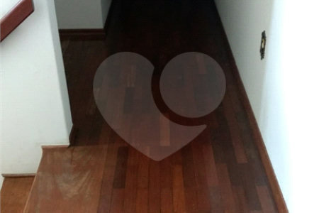 Sobrado com 4 dormitórios, sendo 1 suíte.