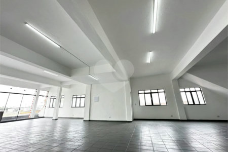 Galpão com 250m² , 4 vagas , para locação em Itaquera.