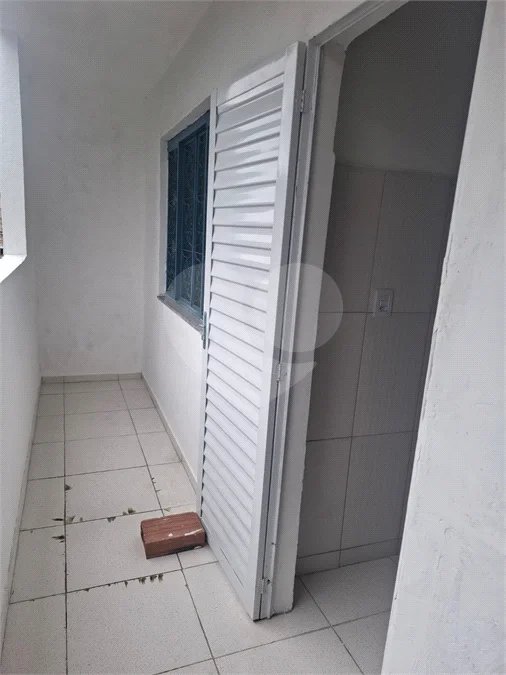 SOBRADO TIPO APARTAMENTO COM 1 QUARTO PARA LOCAÇÃO 42m² - SANTISSIMO