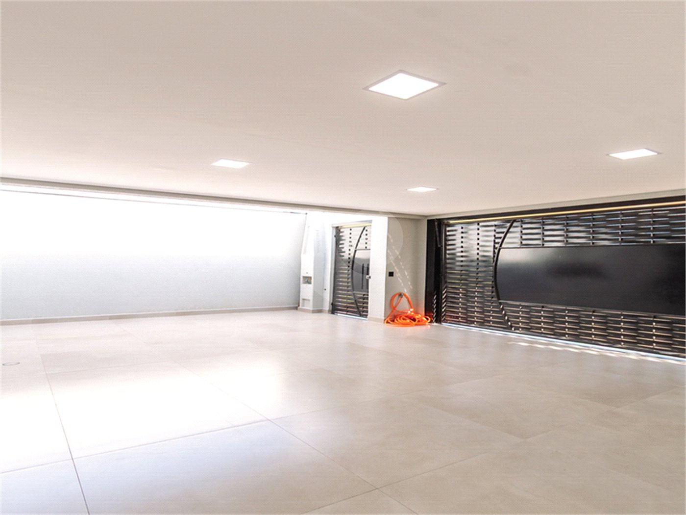 Indaiatuba- Jardim Bom Sucesso - Venda: R$ 765.000,00 - Área total: 150m² Área construída: 115m² - 3 dormitórios sendo 1 suíte com armário planejado; Cozinha integrada; Sala para dois ambientes; Banheiros com box gabinetes e espelhos; Área gourmet com churrasqueira a carvão e móveis planejados;