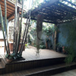 Sobrado com quintal amplo e arborizado a venda