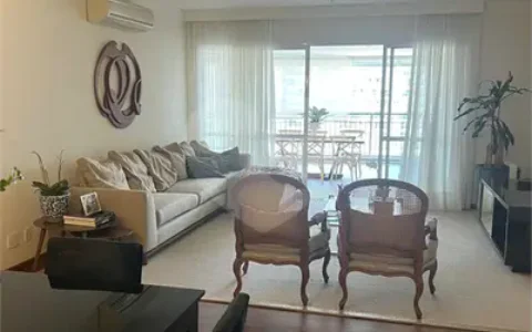 Apartamento em condomínio clube no Campo Belo