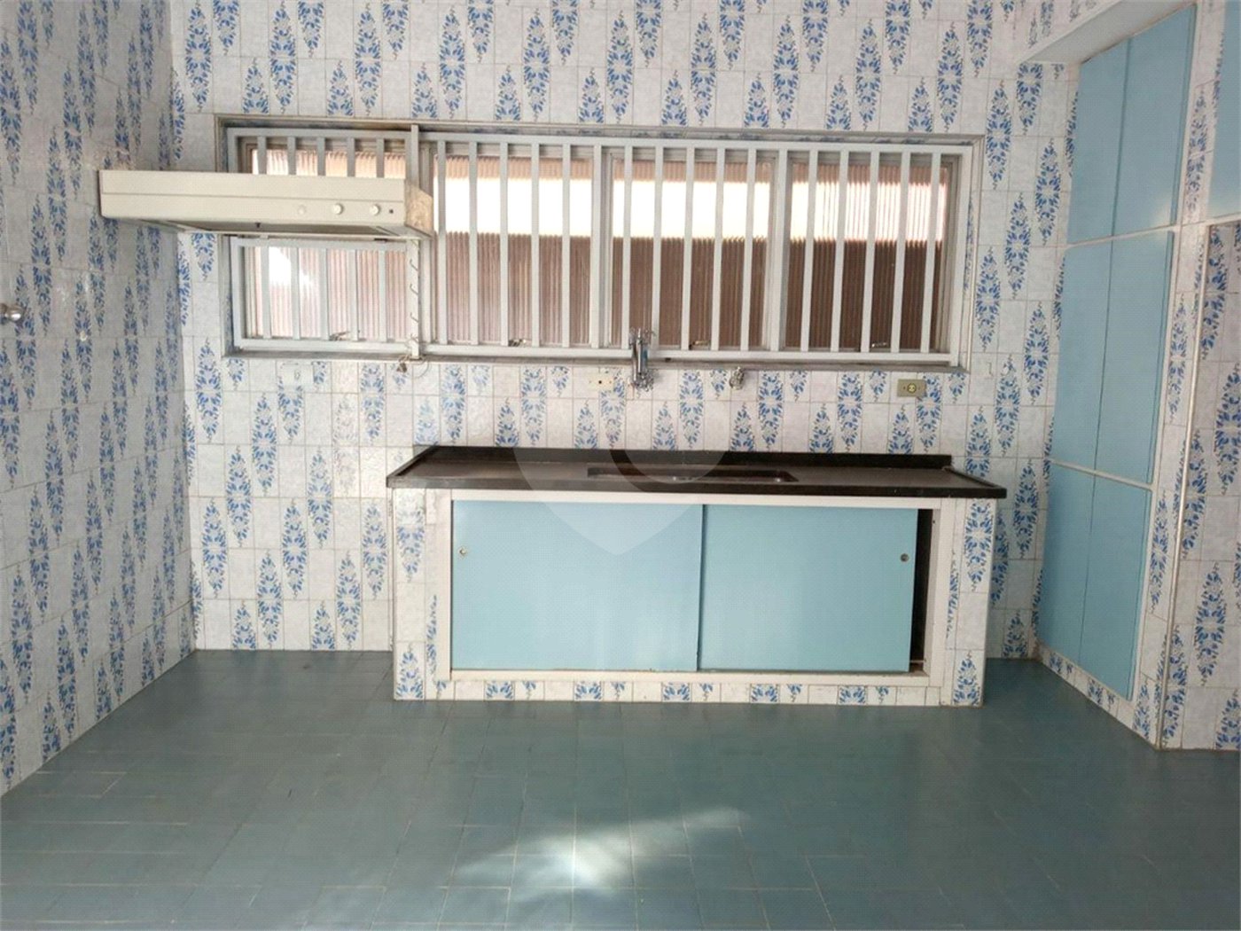 Casa com 4 dormitórios e 4 vagas.
