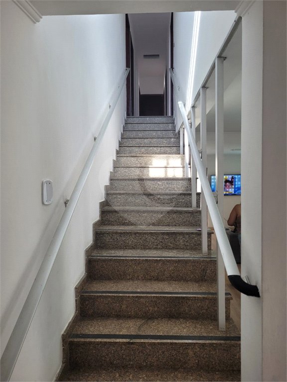 Sobrado com 14 metros de frente , na Região do Jardim Guapira , próximo ao Clube Guapira com 5 dormitórios, sendo 3 suíte com armários embutidos ,banheiro social, Sala para 2 ambientes, escritório com banheiro .cozinha ampla com armários, área de serviço ,dispensa, quintal com banheiro externo c
