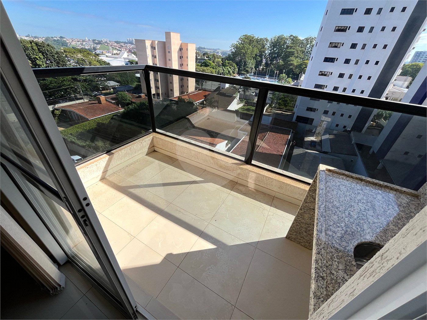 Apartamento mobiliado com 2 dormitórios sendo 1 suíte